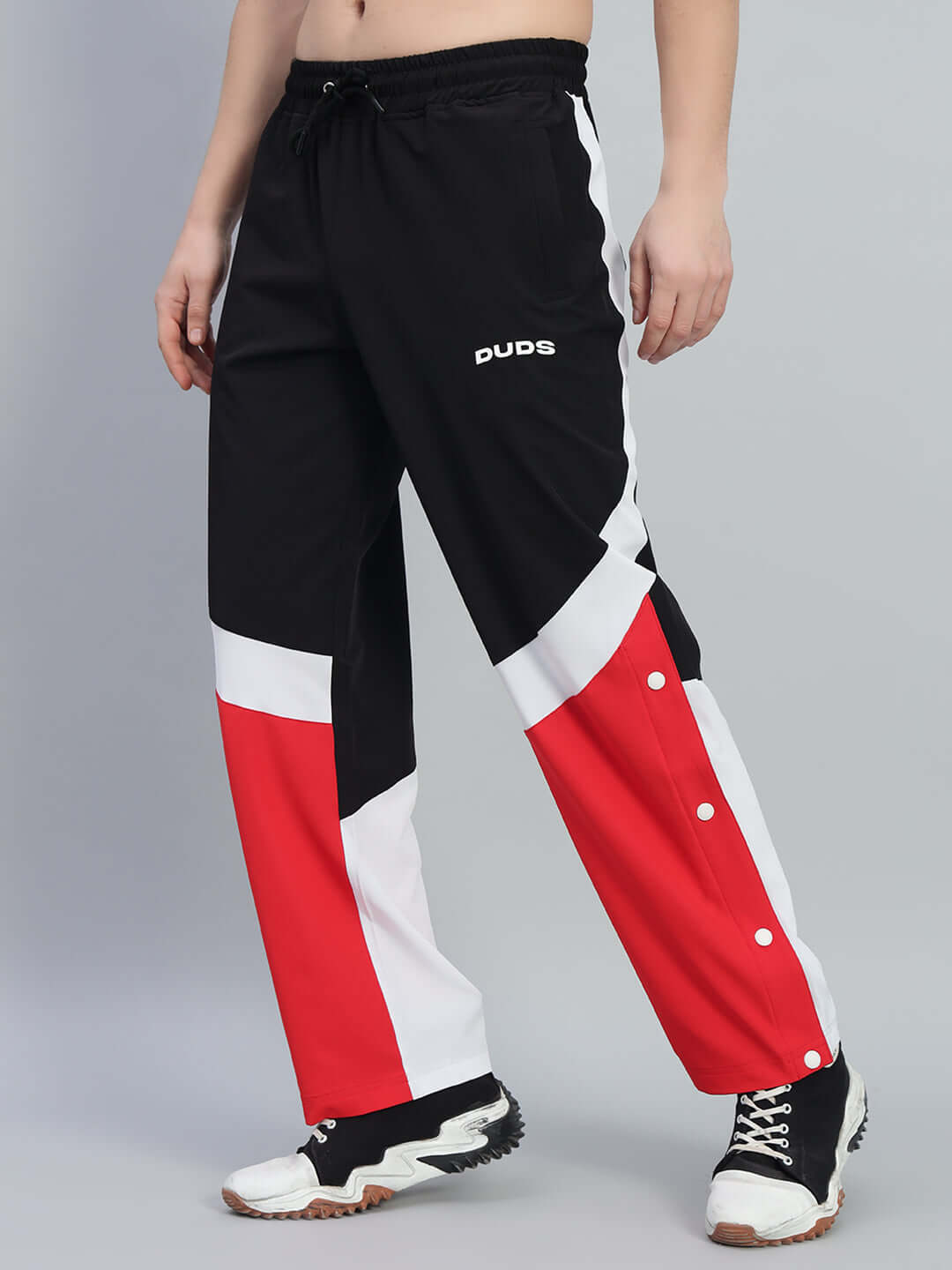 MARCO RELAXED FIT CARGO PANTS BLACK RED with bold red accents and utility pockets for streetwear, highlighting comfort and versatility.