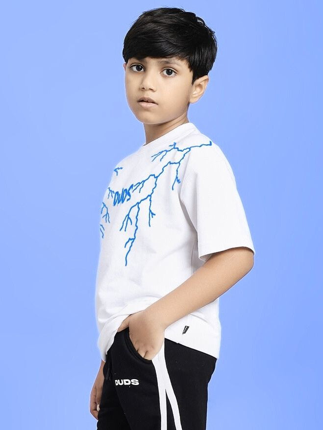 Boy wearing MARVEL BLACK PANTHER T-SHIRT FOR BOYS AND GIRLS WHITE with blue design, on a light blue background.