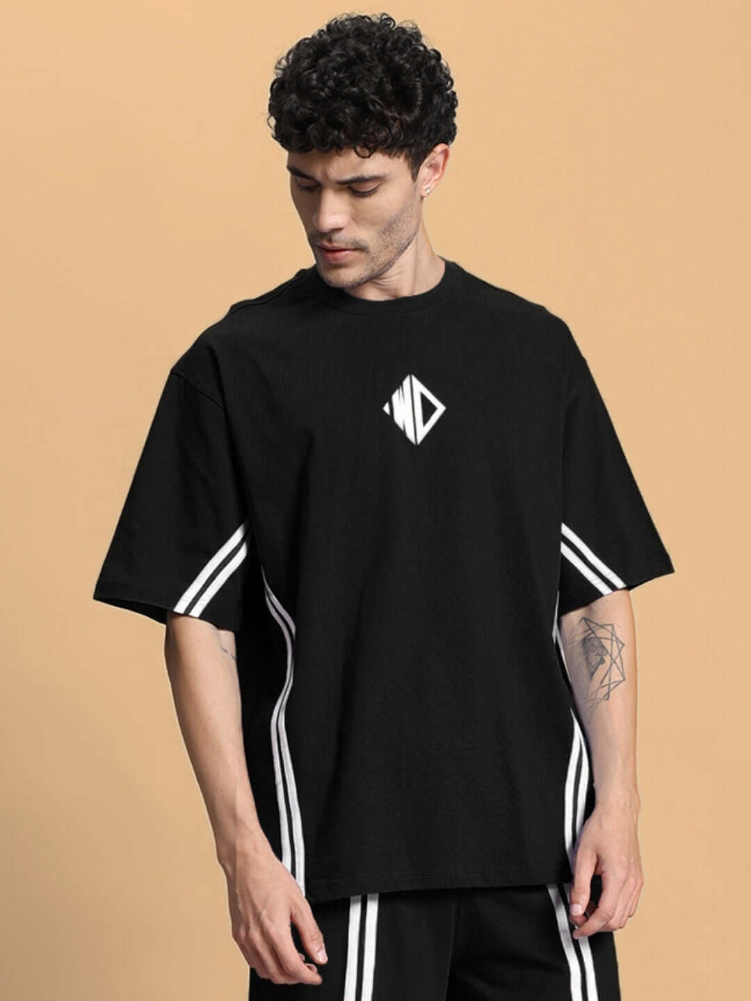 Model wearing OUTLOOK OVER-SIZED T-SHIRT BLACK with a relaxed fit, ideal for modern streetwear.