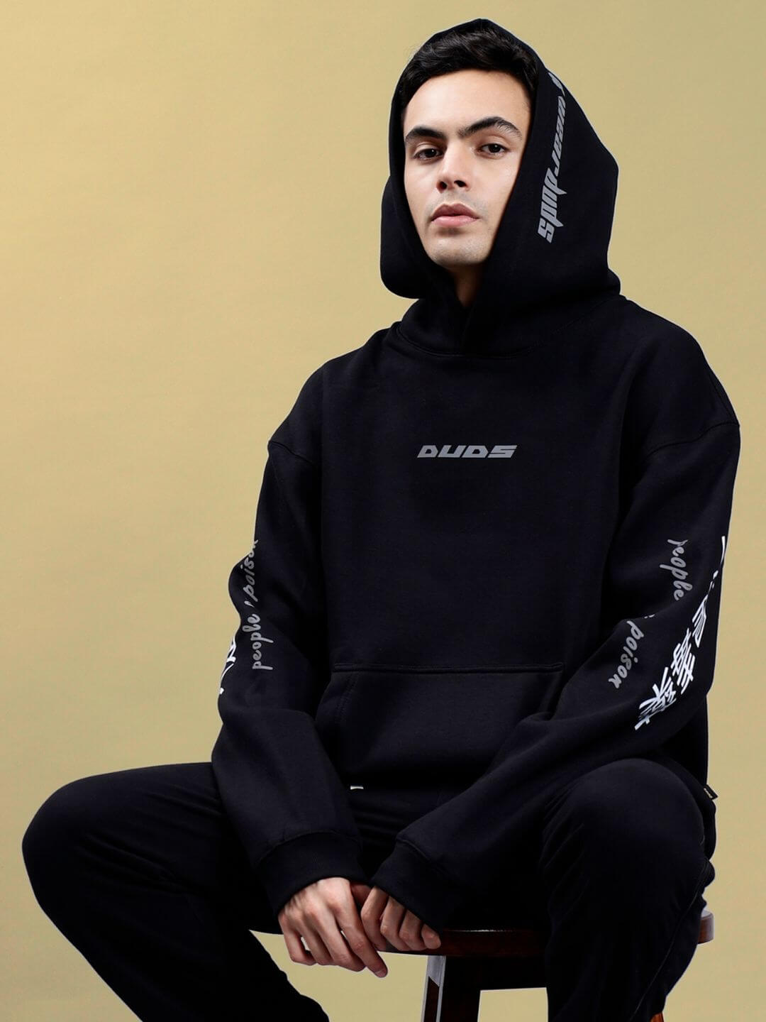 Model wearing POISON SKULL REFLECTOR OVERSIZE HOODIE BLACK with bold graphic design, showcasing streetwear style and oversized fit.