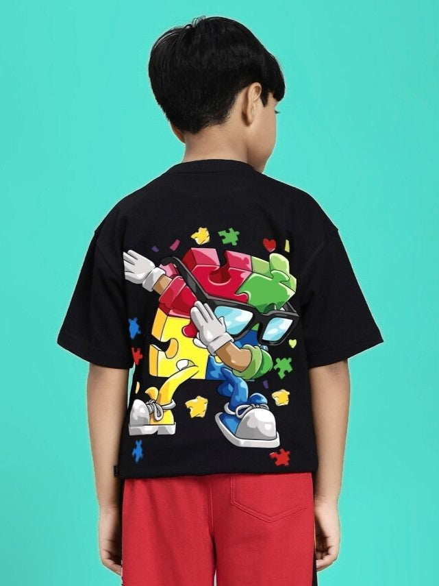 Child wearing PUZZEL T-SHIRT FOR BOYS AND GIRLS BLACK with colorful puzzle design on back