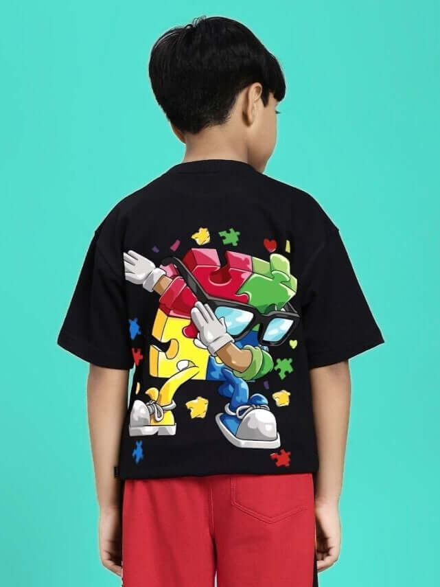 Child wearing PUZZEL T-SHIRT FOR BOYS AND GIRLS BLACK with colorful puzzle design on back