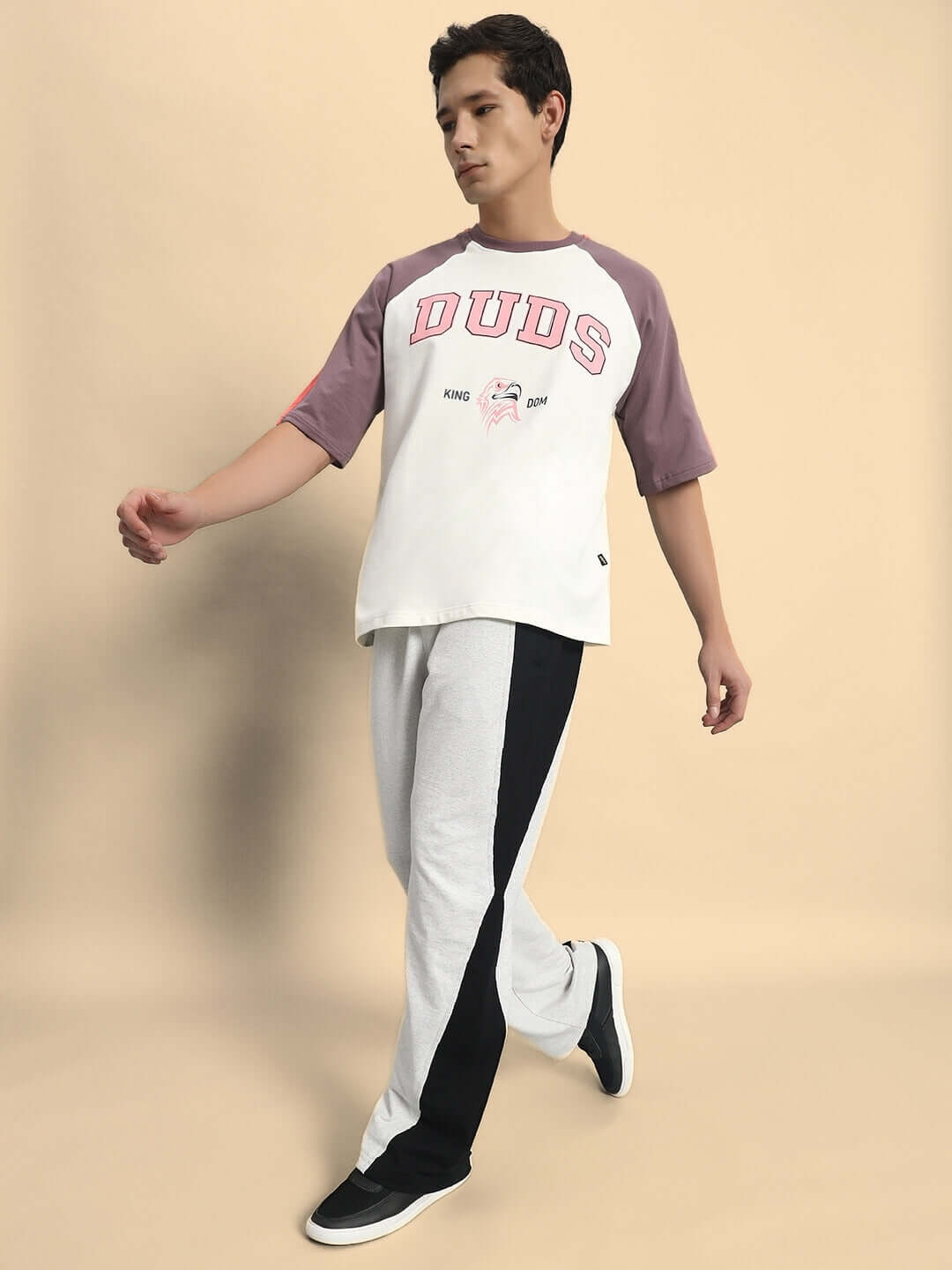 Man wearing DUDS REVIVE SIDE CONTRAST joggers in melange grey-black, showcasing the stylish side contrasting design for comfort and fit.