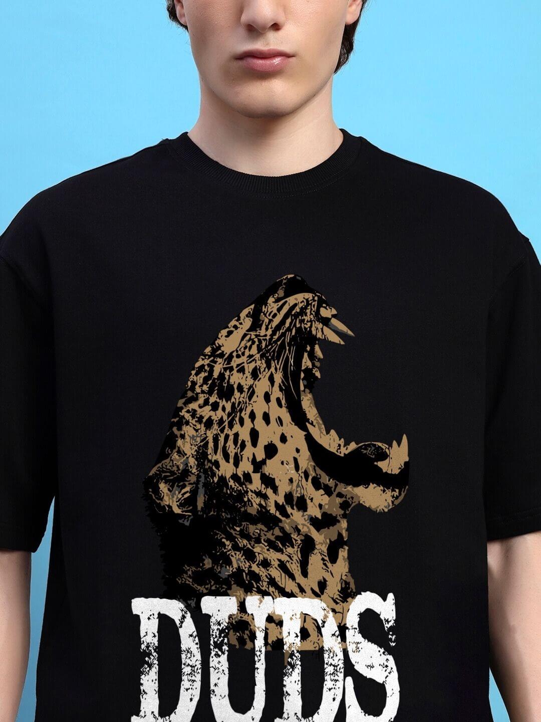 ROARING THUNDER PRINTED OVERSIZED T-SHIRT BLACK with a bold graphic design, worn by a model against a blue background.