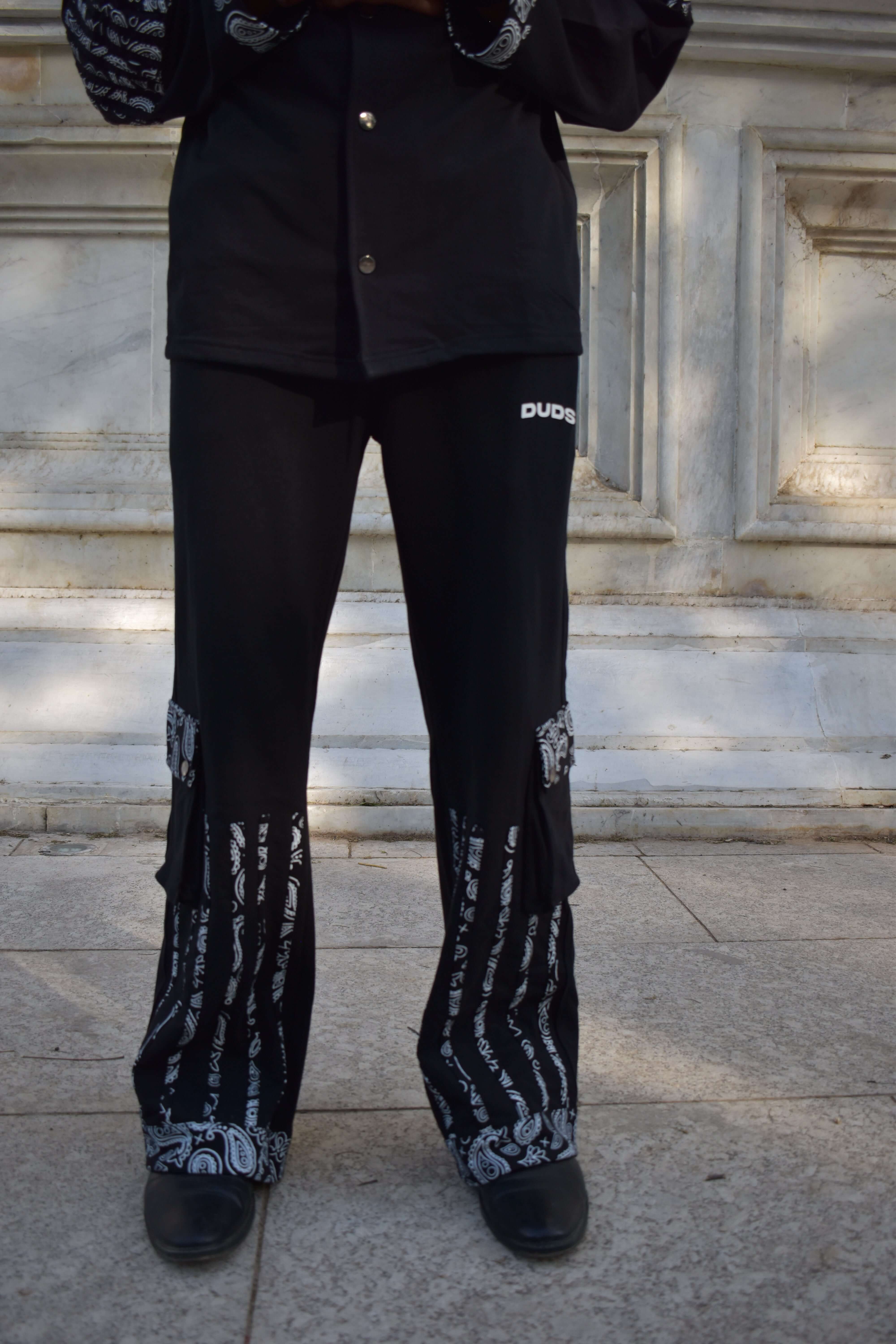 Model wearing SANGANERI THE GREAT JOGGERS BLACK showcasing contemporary street style with comfort and modern aesthetics.