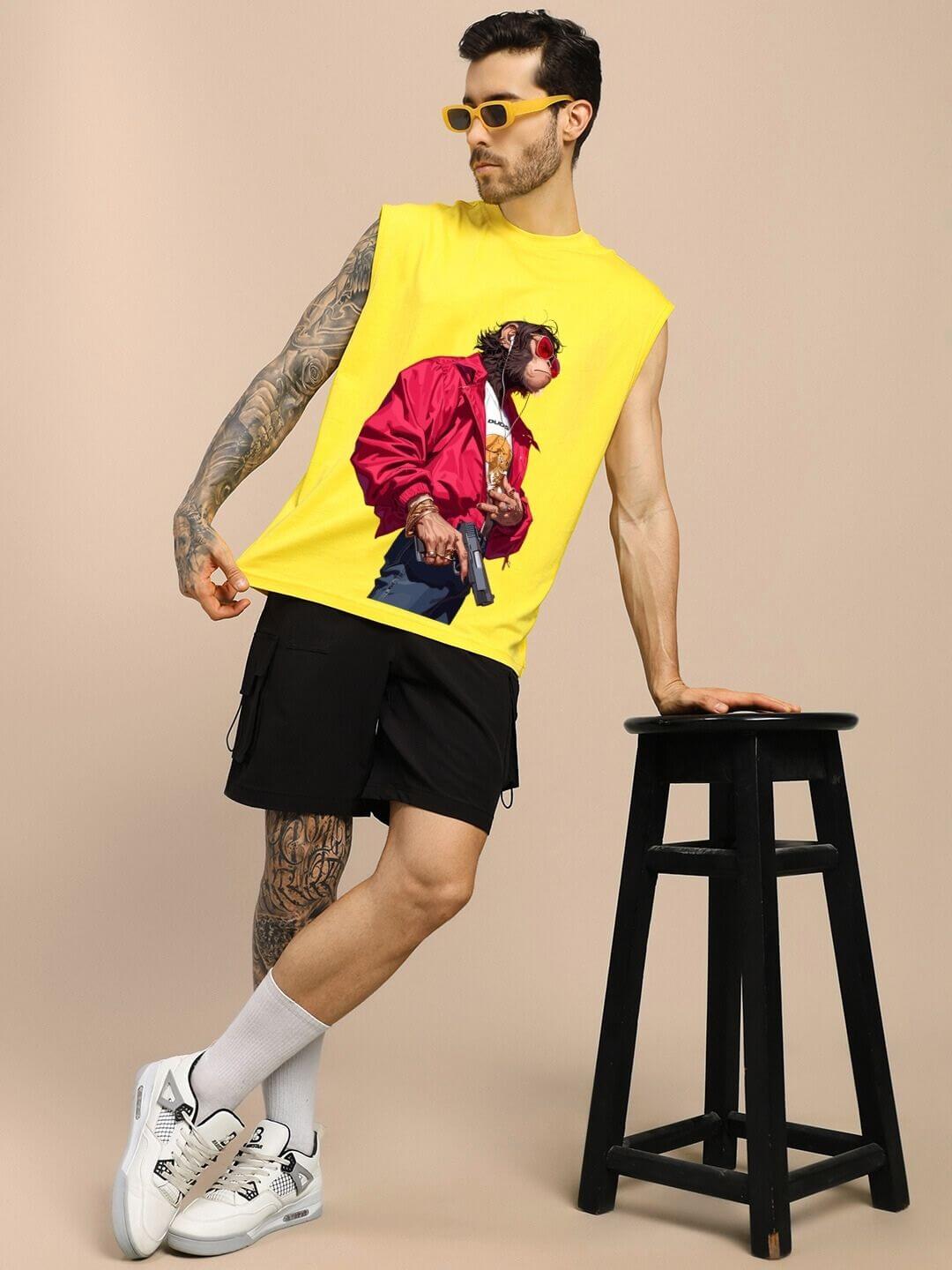 SHOOTER MONKEY GYM T-SHIRT YELLOW featuring a bold monkey graphic, perfect for streetwear and gym style, worn by a model with sunglasses.