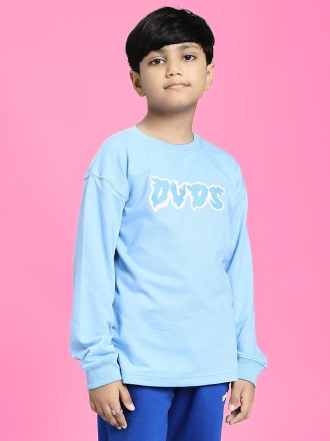 Child wearing SKATER DUCK SWEATSHIRT FOR BOYS AND GIRLS SKY BLUE with skater duck graphic on pink background.
