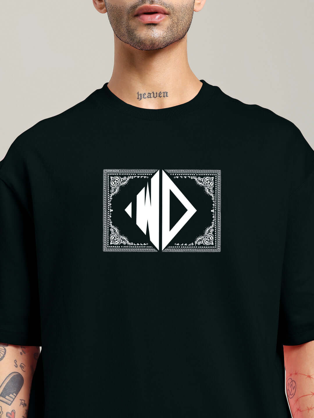 Black square frame oversized t-shirt made of 97% premium cotton French terry and 3% elastane, featuring stylized geometric logo.