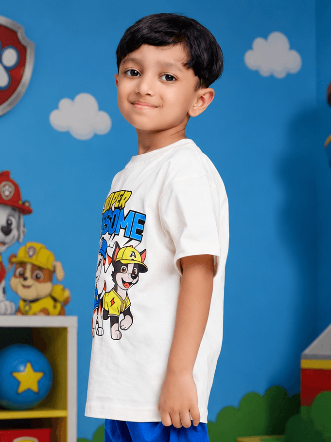 SUPER SQUAD T-SHIRT FOR BOYS GIRLS WHITE worn by a smiling boy in a colorful room.