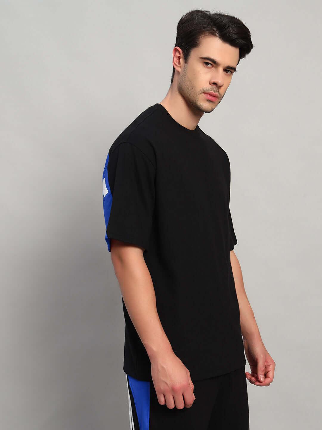 Man wearing TITAN OVER-SIZED T-SHIRT BLACK-BLUE made from heavy gauge fabric with premium cotton and elastane