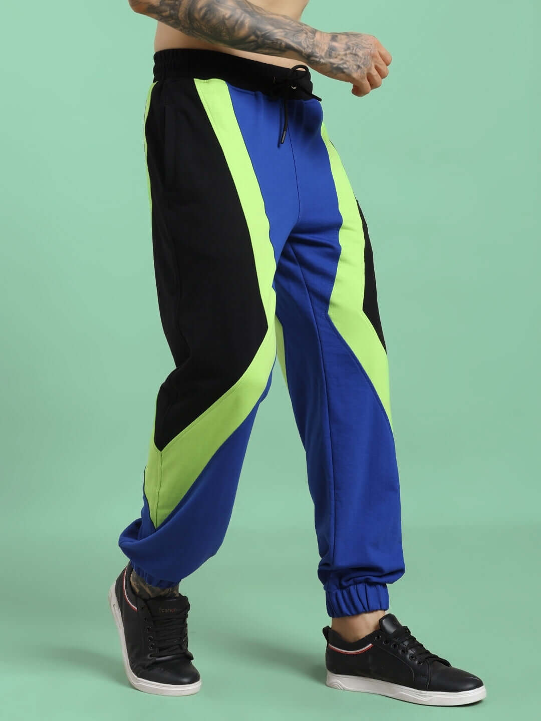 ULTRA COLORBLOCK RELAXED-FIT JOGGERS BLUE-BLACK with bold style, ideal for casual wear and workouts.