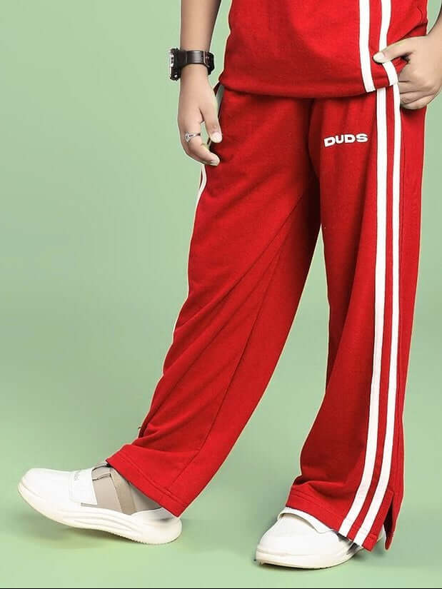 UNITED STRIPE JOGGER FOR BOYS AND GIRLS RED with sporty stripe accents, ideal for kids' casual style and comfort.