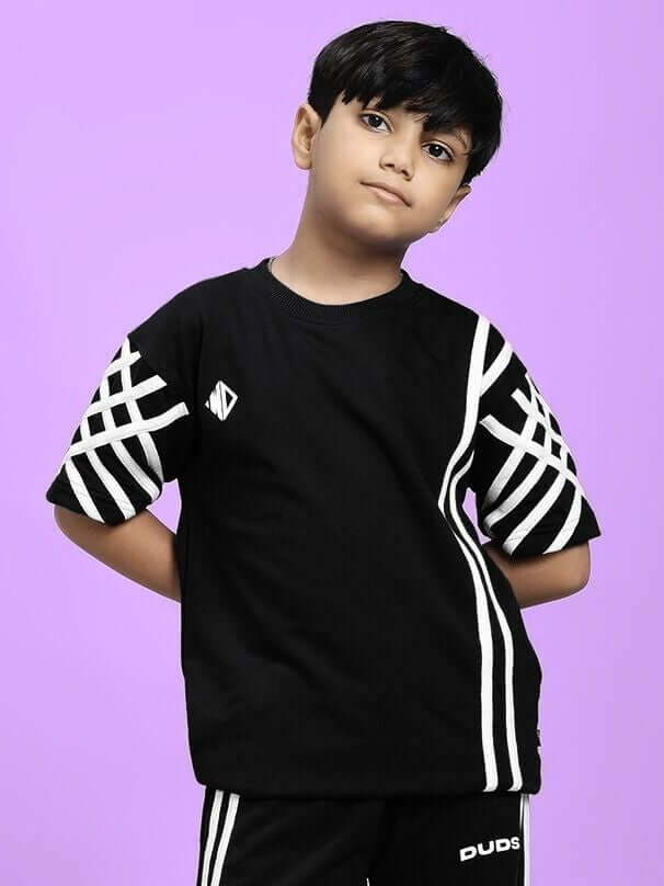Child wearing UNITED STRIPE T-SHIRT FOR BOYS AND GIRLS BLACK on a purple background