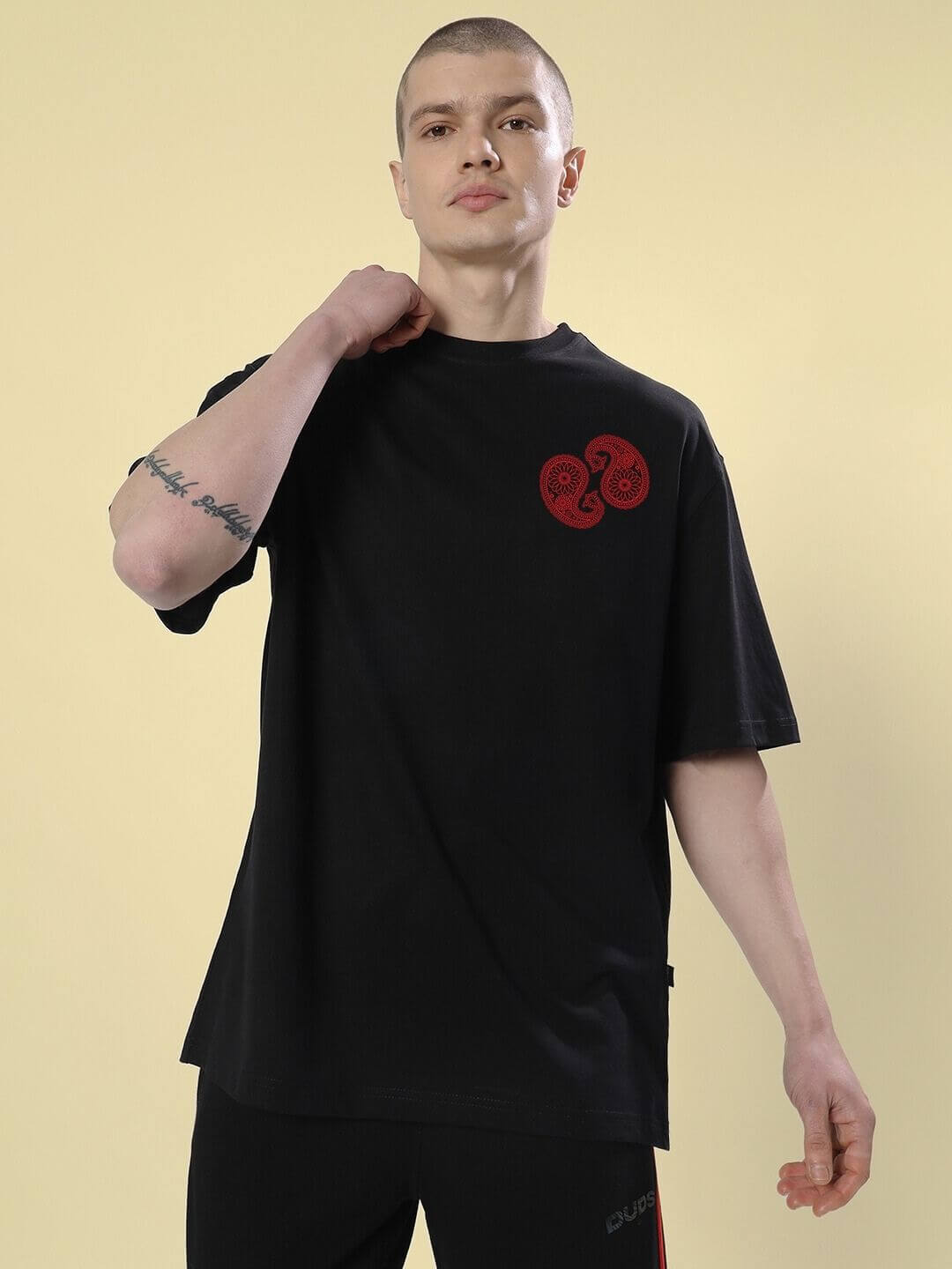 Man wearing Urban Culture Printed Oversized T-Shirt Black showcasing trendy urban street style with graphic design.