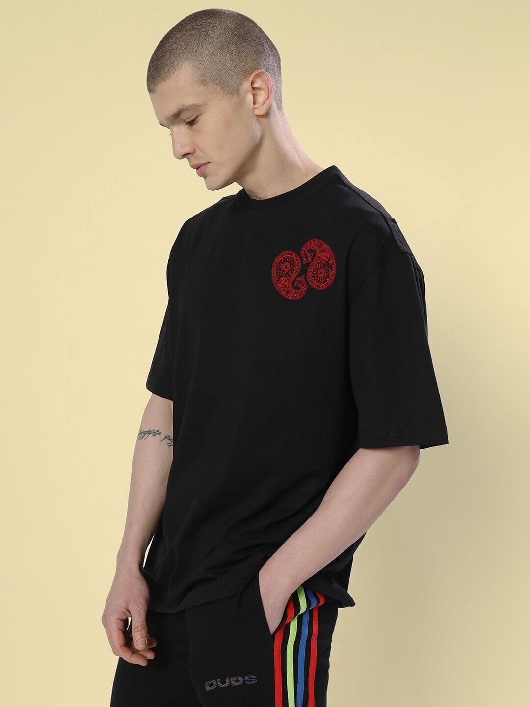 Model wearing Urban Culture Printed Oversized T-Shirt Black showcasing urban-inspired graphic design for street fashion.