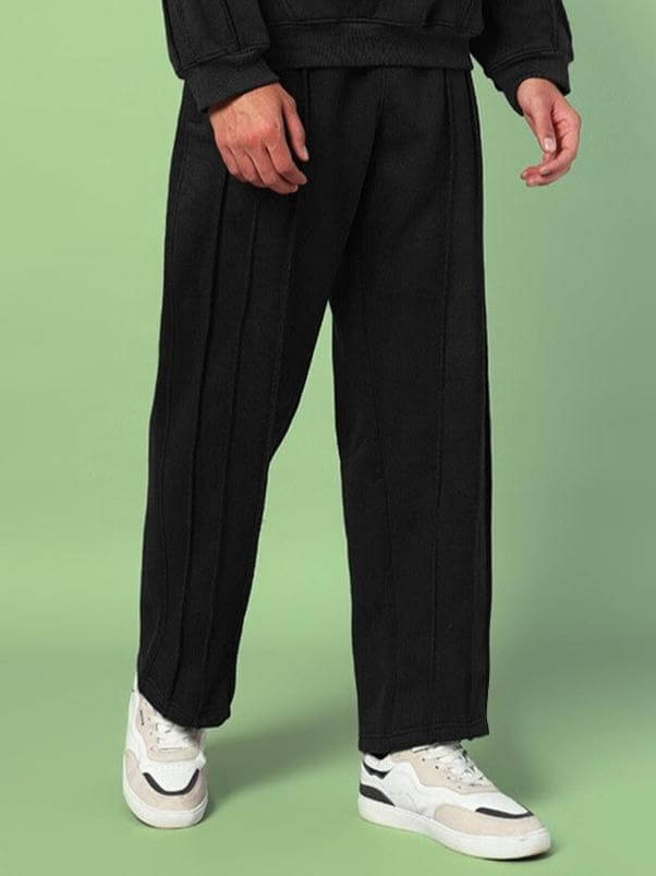 URBAN FLEECE CARGO PANTS BLACK showcasing modern streetwear style, featuring a relaxed silhouette ideal for versatile fashion and comfort.