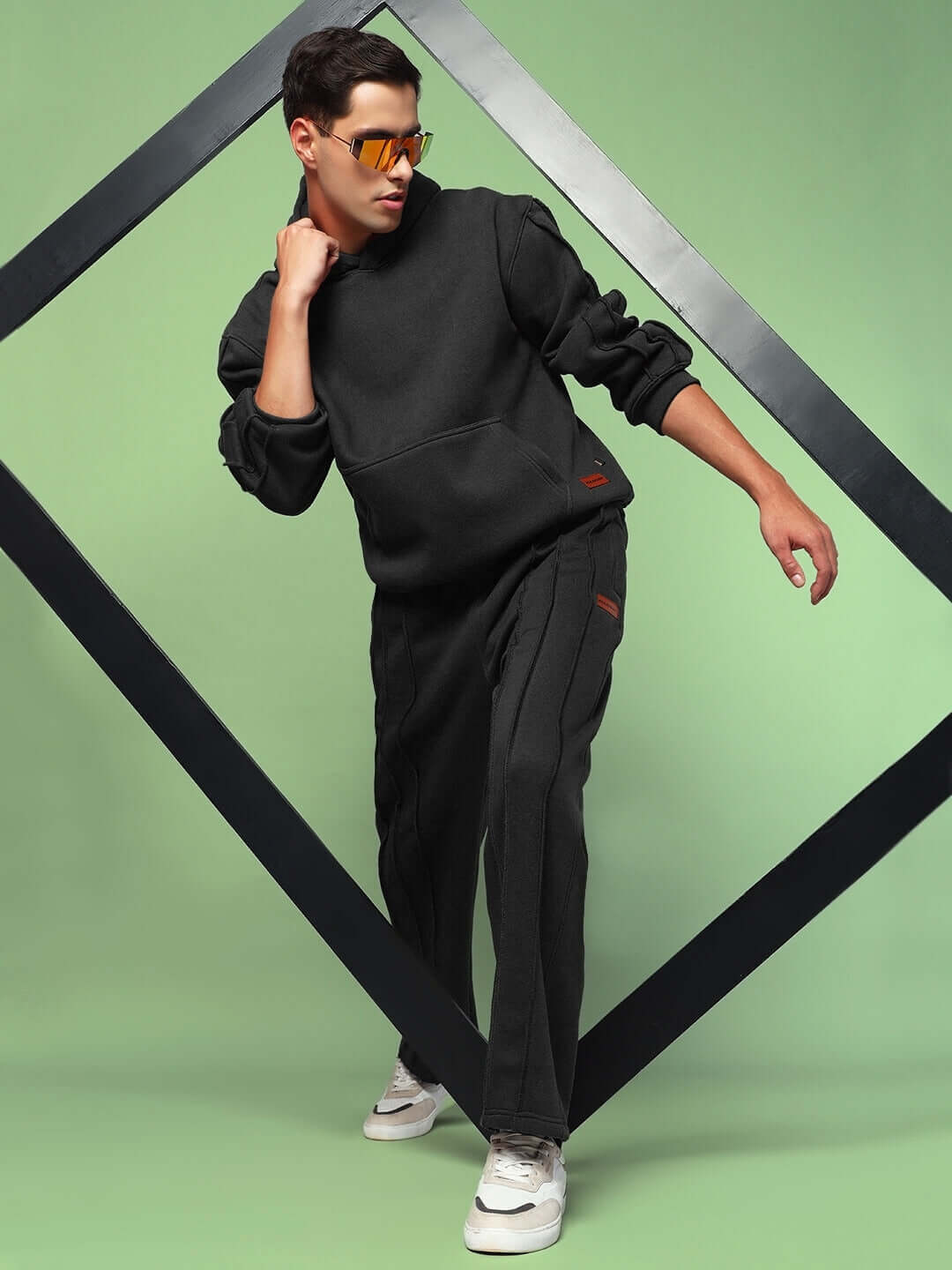 Model wearing URBAN FLEECE CARGO PANTS BLACK with a modern streetwear look