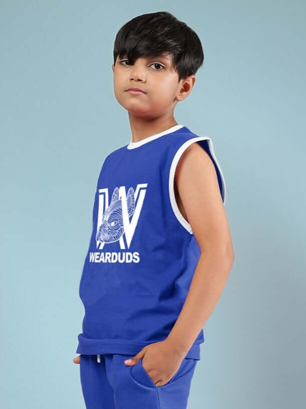Boy wearing WASHINGTON HUSKIES T-SHIRT FOR BOYS & GIRLS BLUE by DUDS, front view.