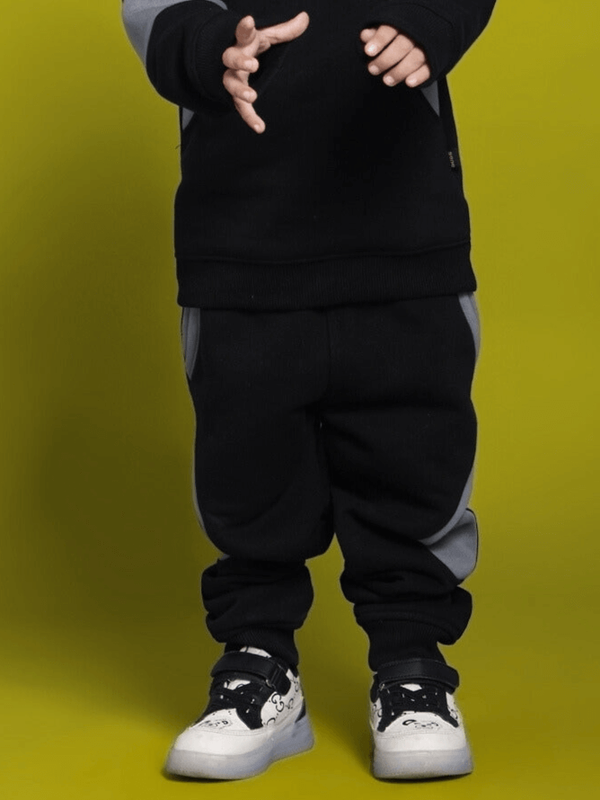 WD GORBCORE FLEECE COLORBLOCK PANT FOR BOYS GIRLS BLACK, streetwear style, child wearing black and grey colorblock pants.