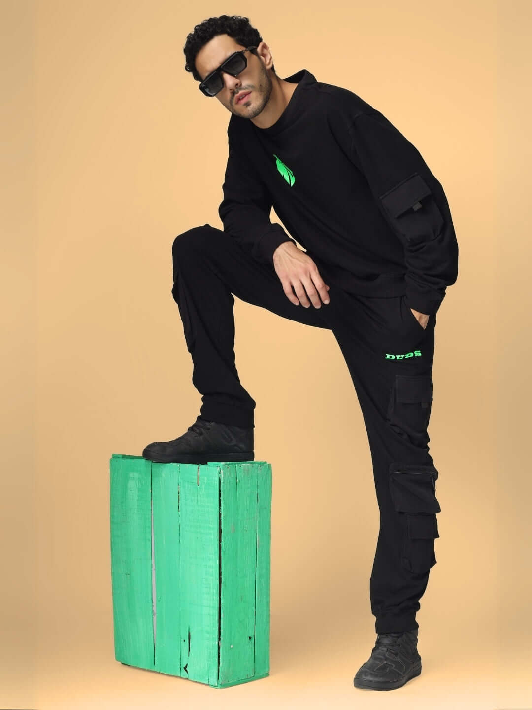 Fashion model wearing WD oversized co-ord set, featuring relaxed fit joggers with box pocket, elasticated waistband, and sweatshirt in black.