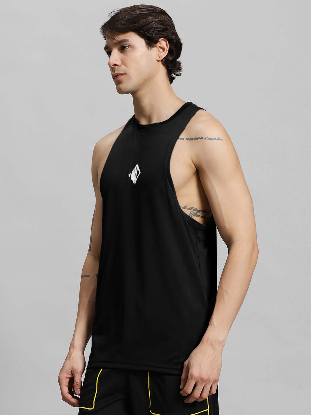 Man wearing WD STRINGER GYM SLEEVELESS T-SHIRT BLACK, showcasing athletic fit and design for gym enthusiasts.