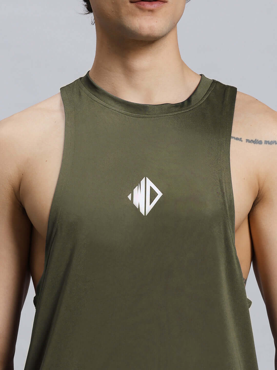 Person wearing WD STRINGER GYM SLEEVELESS T-SHIRT GREEN, showcasing athletic fit and vibrant color.