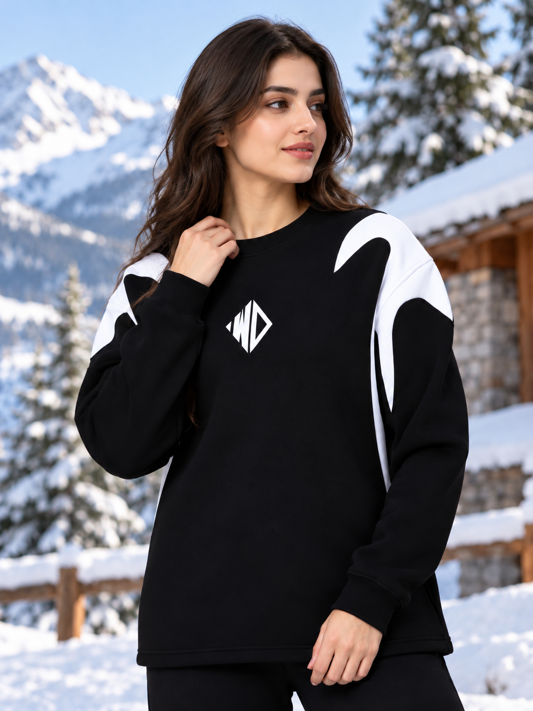 WOMEN INFINITY SAGA OVERSIZED FLEECE SWEATSHIRT BLACK worn by model in snowy mountain setting