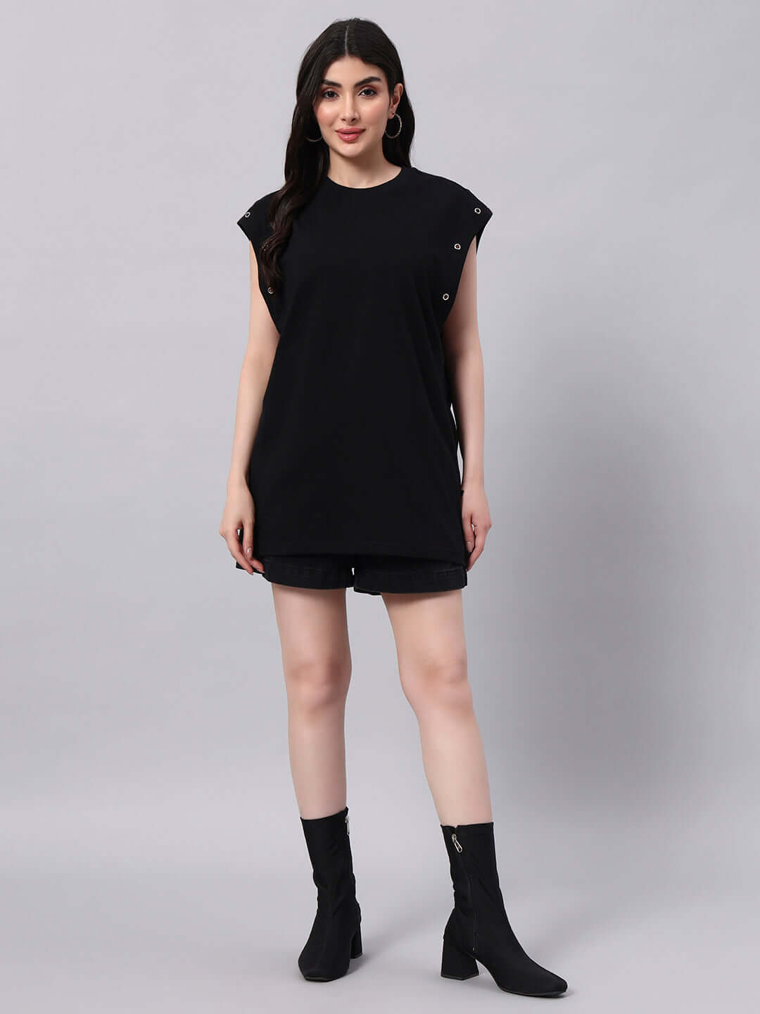 Model wearing WOMENS ALVEN OVERSIZED T-SHIRT BLACK, showcasing the comfortable and stylish oversized design, perfect for modern wardrobes.