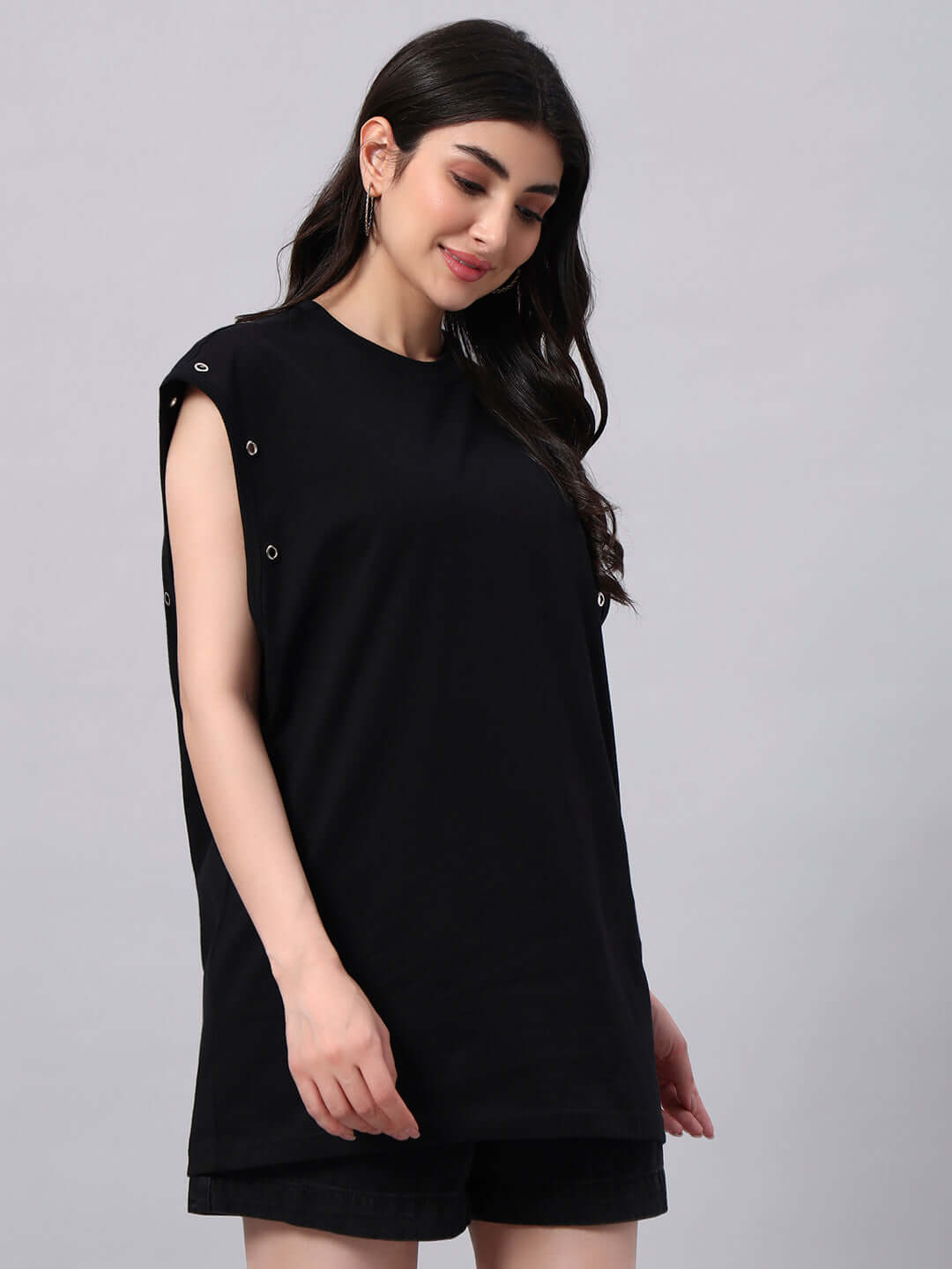 Woman wearing WOMENS ALVEN OVERSIZED T-SHIRT BLACK with a relaxed fit, showcasing stylish oversized design.