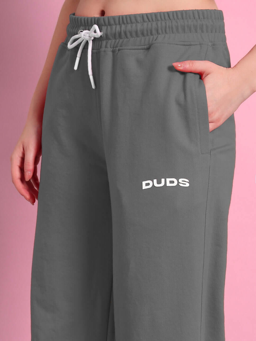 WOMENS AUSTRIAN RELAXED-FIT JOGGERS GREY worn by model, showcasing comfortable joggers with pockets, perfect for casual wear.