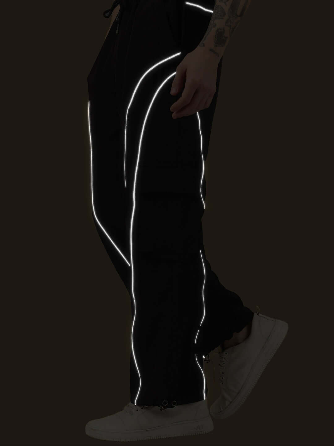 Women's black parachute cargo pants with reflective detailing, customizable size options, suitable for casual and sporty occasions.