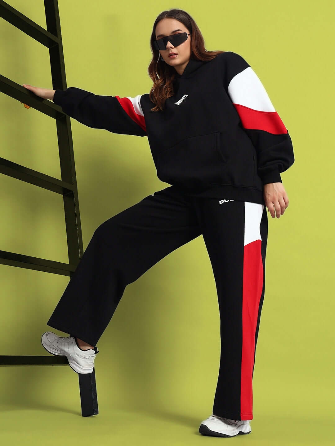 Alt Tag: Woman wearing WOMEN WD FERVID COLORBLOCK CARGO PANT BLACK with modern colorblock design and relaxed fit, styled in streetwear fashion.