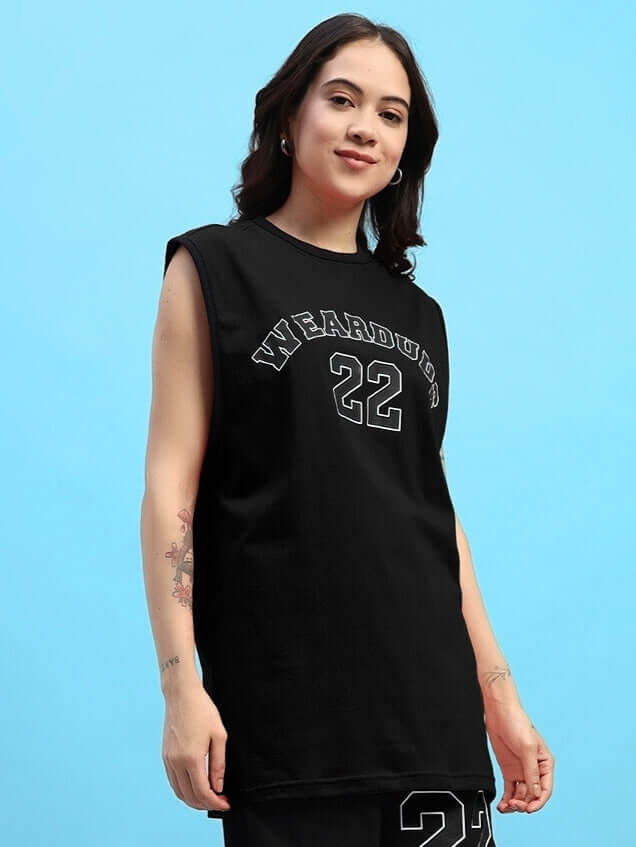 Woman wearing black Amiga gym t-shirt with custom fit option, featuring "Wear Du 22" design. Ideal for personalized workout apparel.