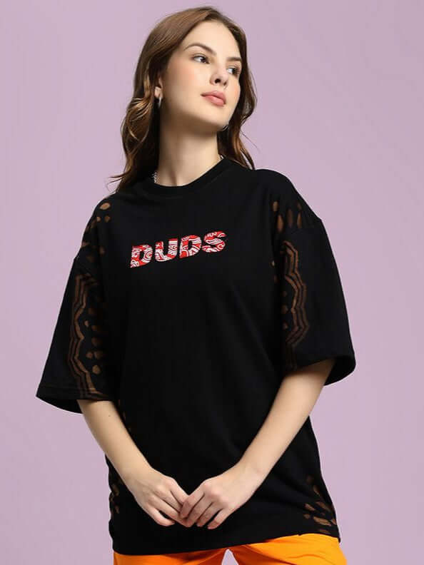 Model wearing WOMEN'S SHADOW SWIRL TIE-DYE T-SHIRT BLACK with graphic design, perfect for casual wear.