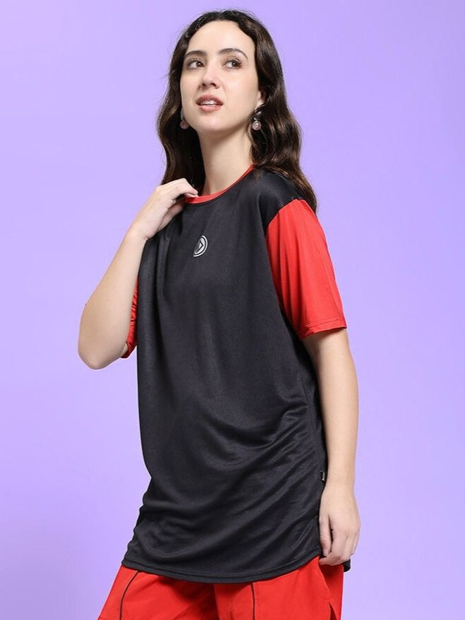 WOMEN'S CHAMPION ZONE REGULAR FIT T-SHIRT BLACK RED with stylish design, worn by a model against a light purple background.