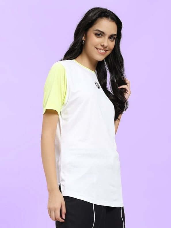 Model wearing WOMEN CHAMPION ZONE REGULAR FIT T-SHIRT WHITE NEON-GREEN, stylish streetwear for versatile fashion.