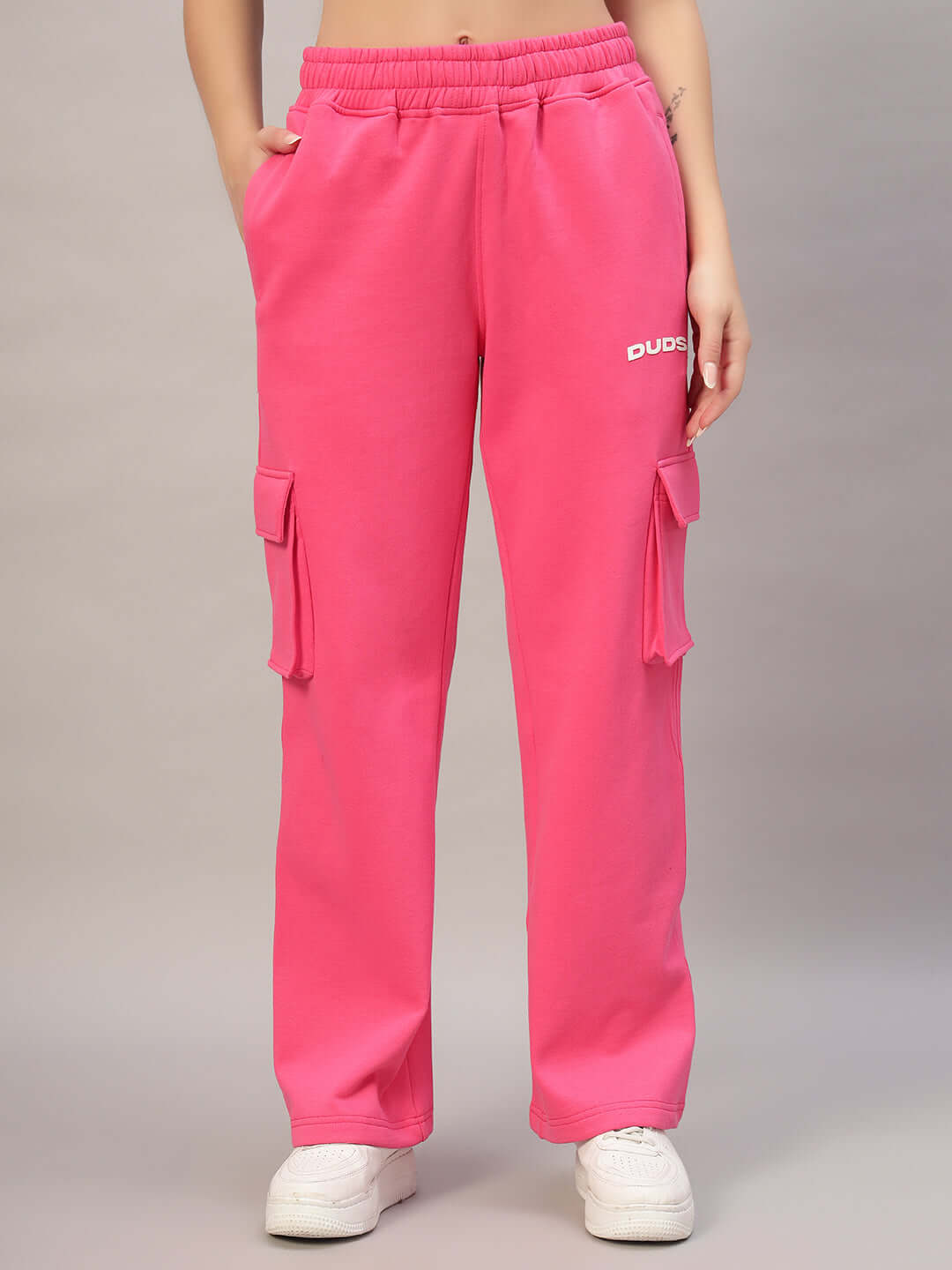 WOMEN CHARM FLEECE COLORBLOCK CARGO PANT PINK with pockets, showcasing vibrant pink street style.