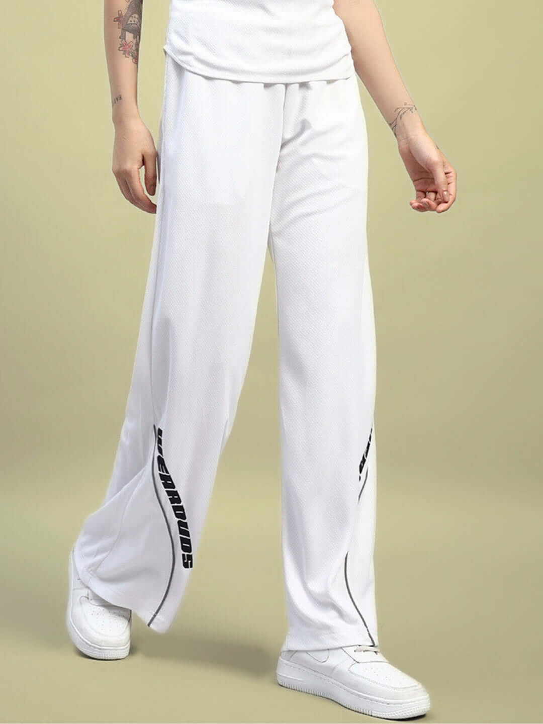 WOMEN'S CUBBY RELAXED FIT BAGGY JOGGERS WHITE displayed on a model, showcasing comfortable and stylish design.
