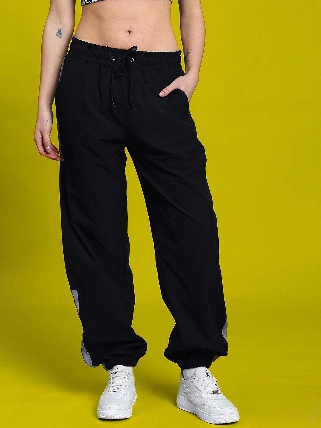 Model wearing WOMEN'S DANNY RELAXED FIT CARGO PANTS BLACK showcasing casual street-smart style.