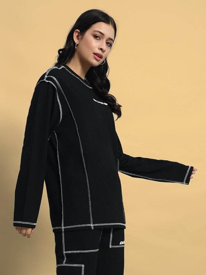 Model wearing WOMEN'S DYNAMIC OVERSIZED SWEATSHIRT BLACK, showcasing stylish streetwear appeal and comfort in premium cotton-blend fabric.