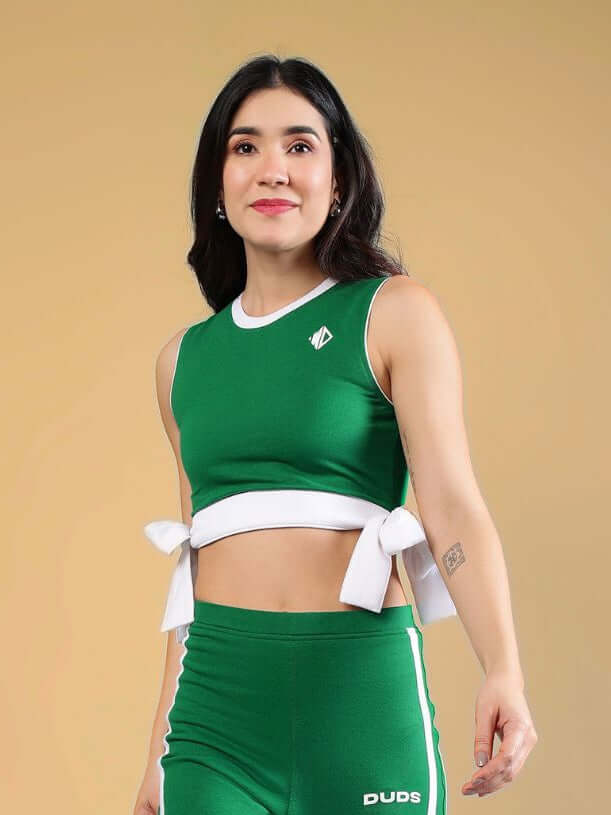 WOMENS FITTONIA COOL CROP TOP GREEN worn by a smiling model in a stylish pose, featuring a refreshing green color.