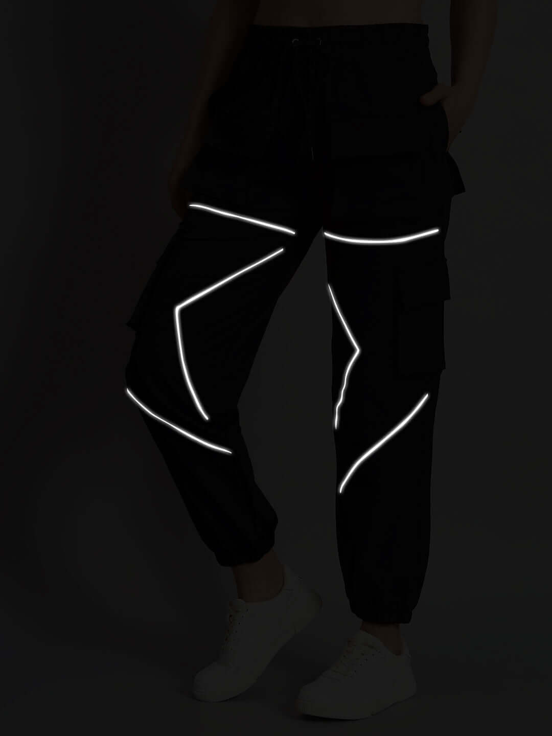 WOMEN FRONTLINE REFLECTOR PARACHUTE CARGO PANTS BLACK with reflective design and utility style for streetwear fashion.