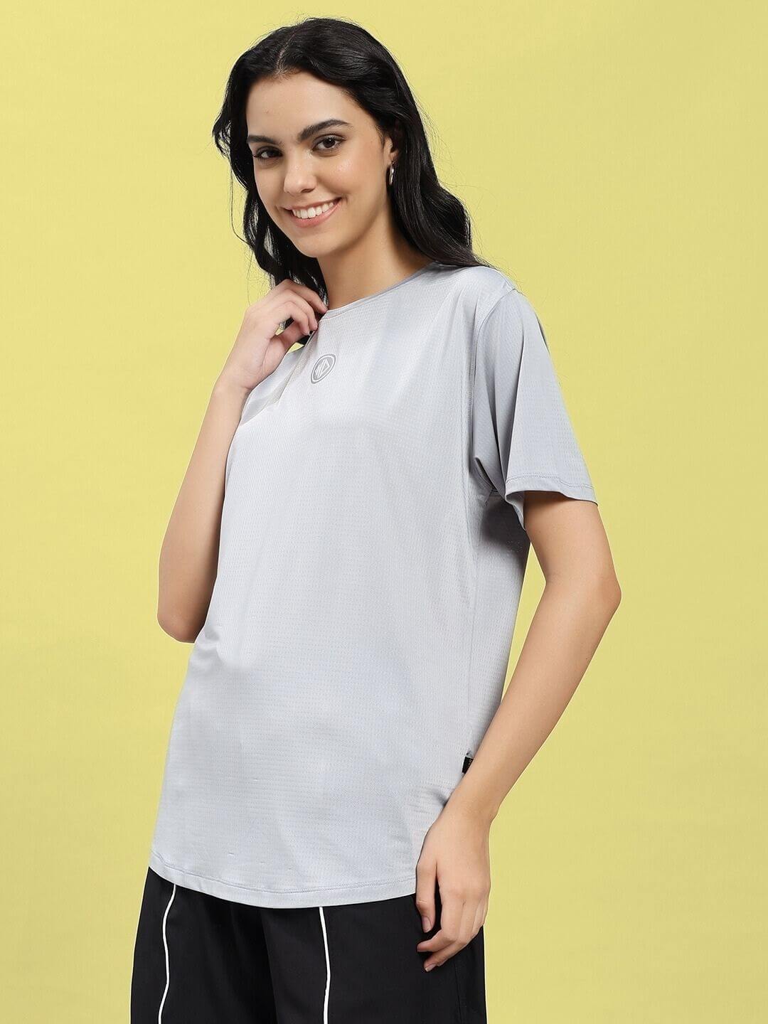 Woman wearing WOMEN JET RUN REGULAR FIT T-SHIRT GREY with a casual and modern style perfect for everyday wear.