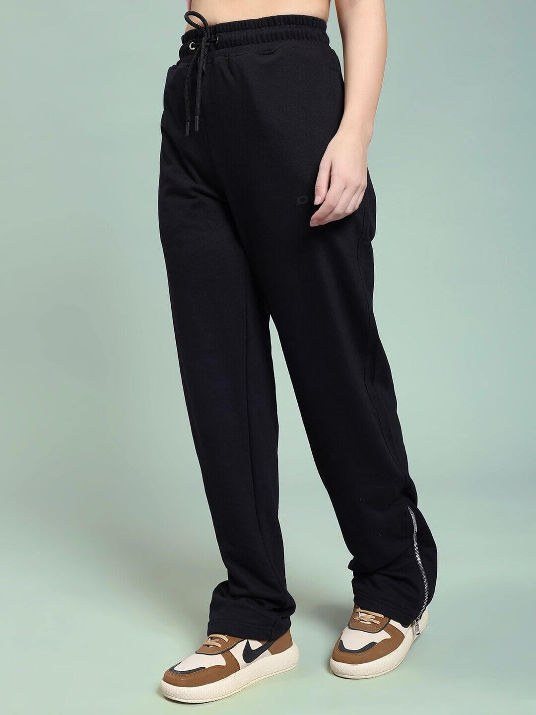 WOMEN JOSS WINS RELAXED-FIT JOGGER BLACK worn by model, showcasing relaxed fit and style.