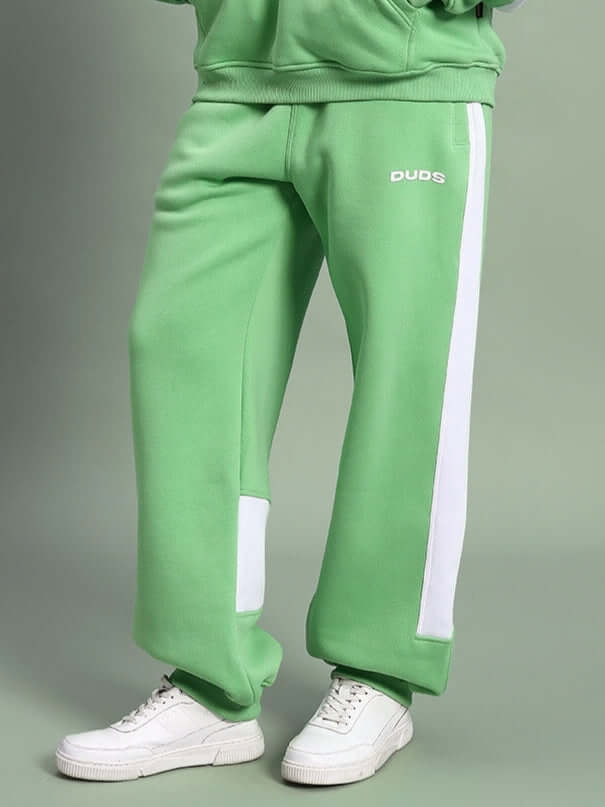 WOMEN MINTED BLISS FLEECE CARGO PANT GREEN WHITE, soft fleece, relaxed fit, elastic waist, stylish streetwear look with white accents.