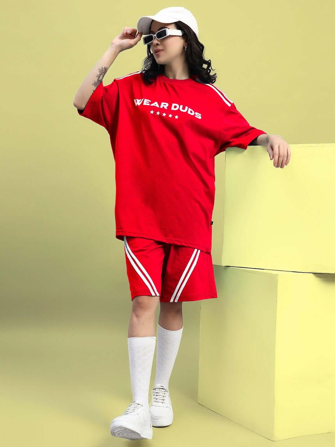 Model wearing red oversized women's jumper T-shirt, made of premium cotton and elastane blend, ideal for casual wear.