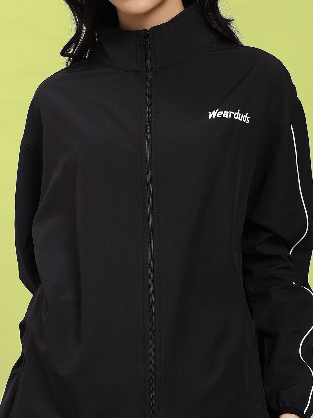WOMEN RELIGHT RELAXED FIT JACKET BLACK with reflective trims for style and visibility, perfect for workouts and casual wear.