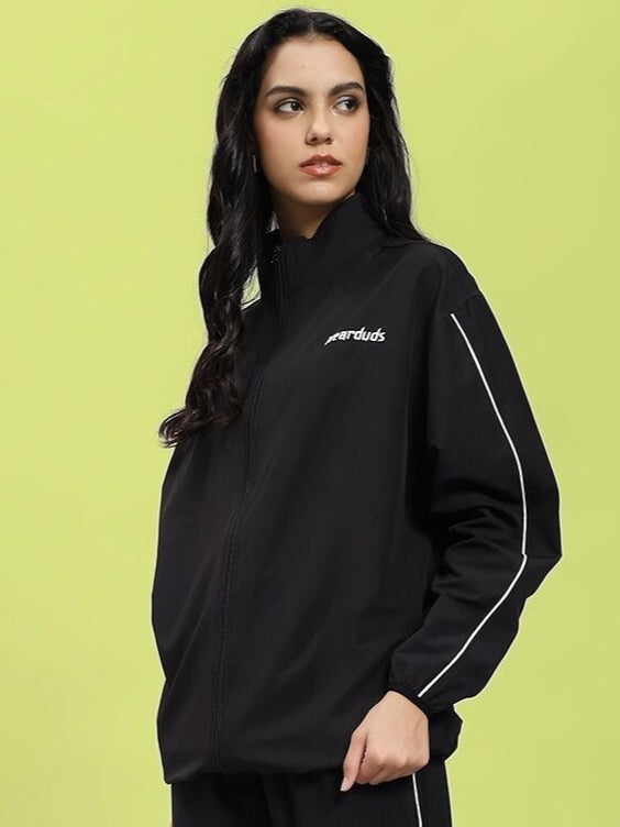 Model wearing WOMEN RELIGHT RELAXED FIT JACKET BLACK with reflective trims, highlighting its urban style and functionality.