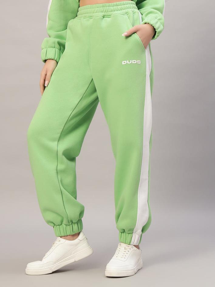 WOMEN RIZZLER FLEECE COLORBLOCK JOGGER GREEN with white side stripes, showcasing streetwear style and comfort.
