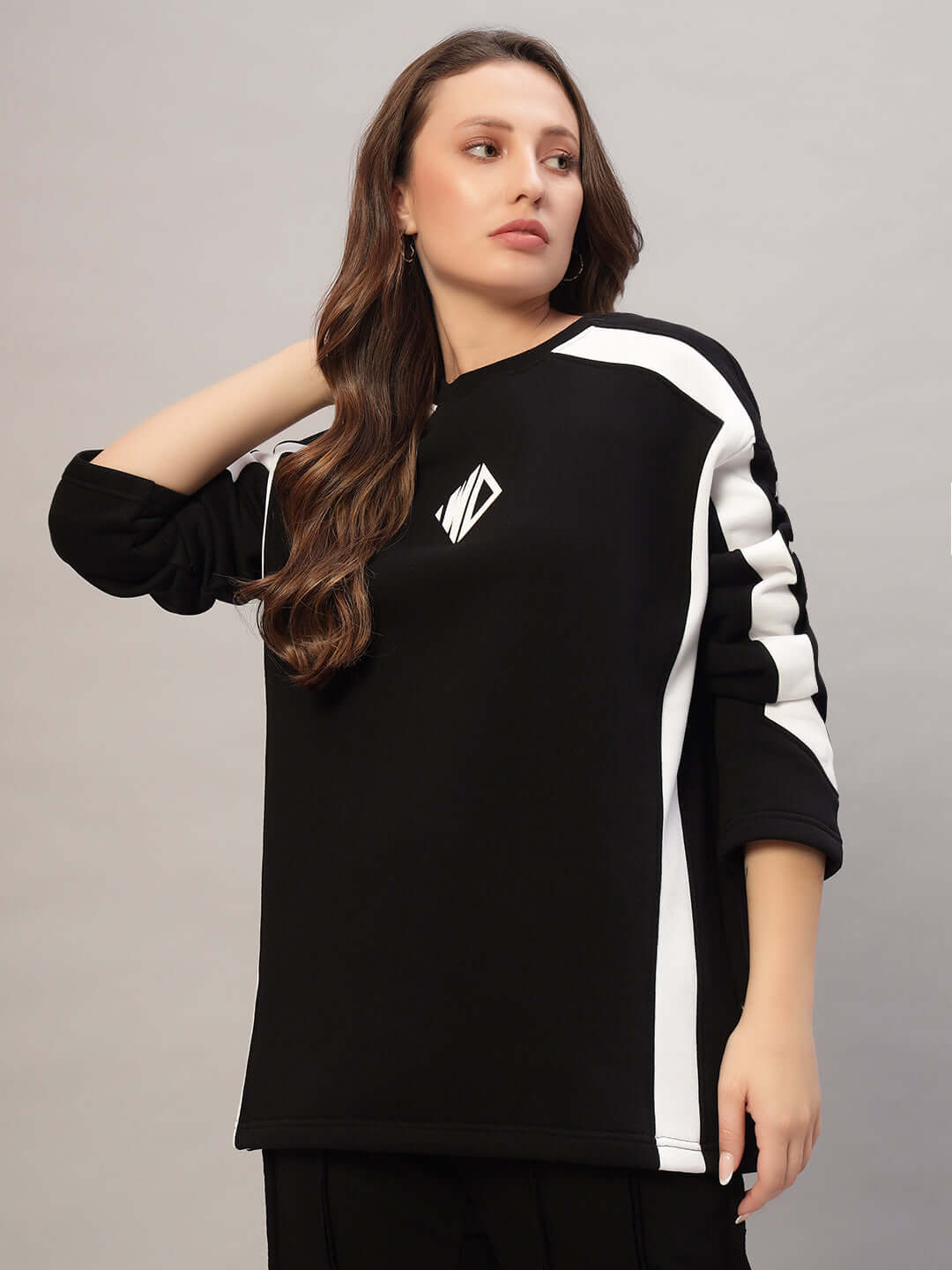 WOMEN RUGBY OVERSIZED FLEECE SWEATSHIRT BLACK worn by model, featuring sporty-chic design and soft fleece interior for comfort and style.